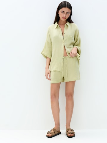 Pull&Bear Loosefit Nadrág 'PACIFIC' - zöld: elől