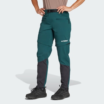 Effilé Pantalon outdoor 'Utilitas' ADIDAS TERREX en vert : devant