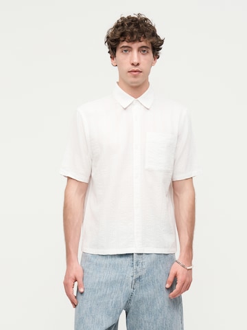 HOLLISTER Regular fit Button Up Shirt in White: front