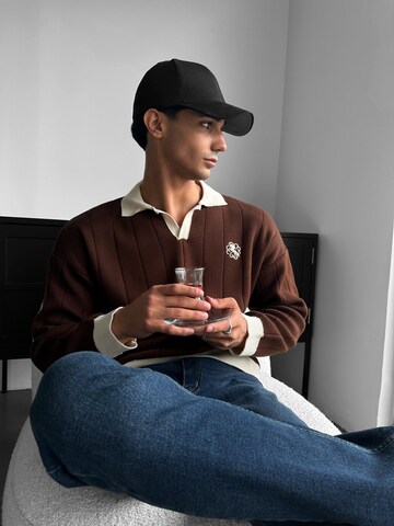 Pull-over 'Oversized Embroidered Polo Sweater - Brown' Kleidermafia en marron