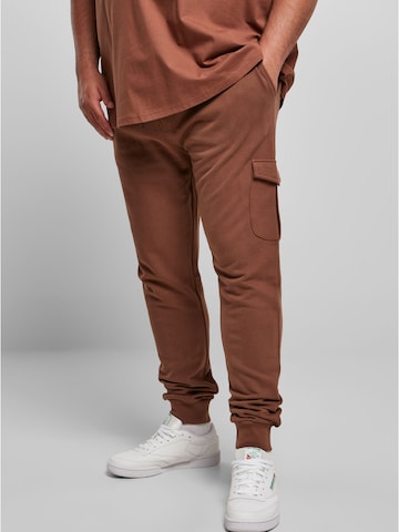 Urban Classics Cargo Pants in Brown: front