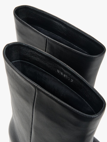 Estro Booties '25118' in Black