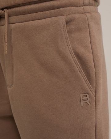 WE Fashion Tapered Trousers in Brown