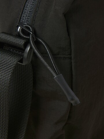JACK & JONES Skuldertaske 'JACEVERETT' i sort