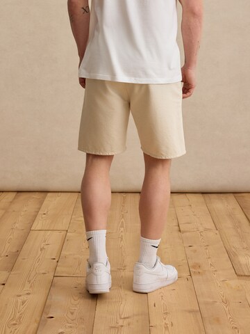 DAN FOX APPAREL - Regular Calças chino 'Xaver' em branco