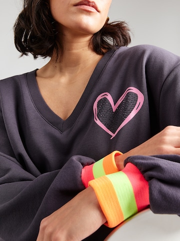 Sweat-shirt 'Heart Kiss Love' miss goodlife en gris