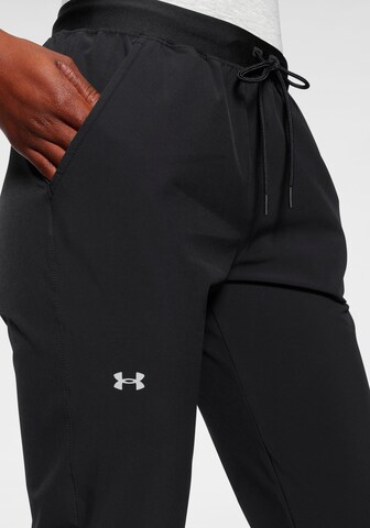 Effilé Pantalon de sport UNDER ARMOUR en noir