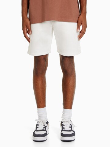 Bershka Regular Pants in White: front