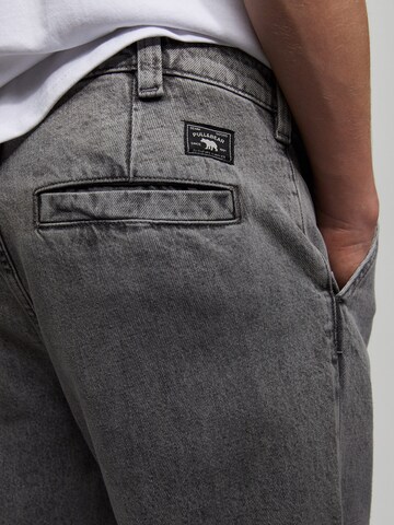 Pull&Bear Loosefit Jeans med lægfolder i grå