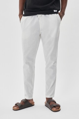 Matinique Regular Broek 'Barton' in Wit: voorkant