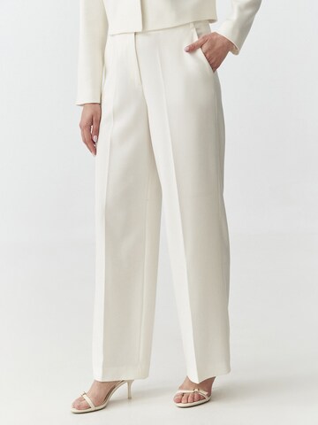 TATUUM Regular Pleated Pants in White: front