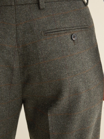 regular Pantaloni con piega frontale di Next in verde