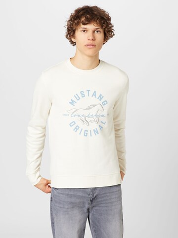 MUSTANG Sweatshirt 'Ben' i beige: framsida