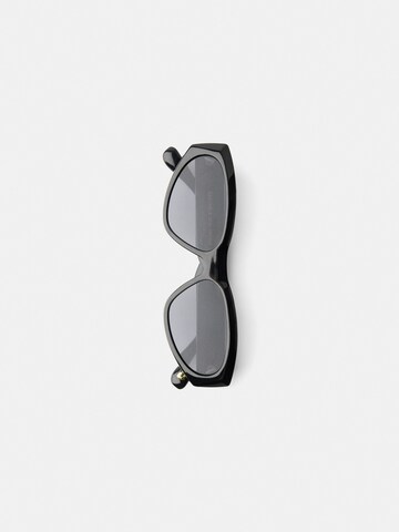 Bershka Sonnenbrille in Schwarz