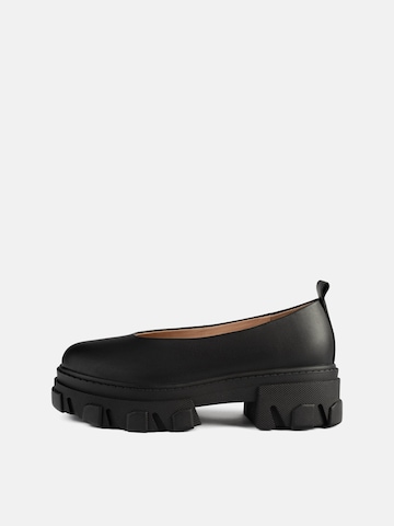 L37 HANDMADE SHOES Mokassiin 'Straight Up', värv must: eest vaates