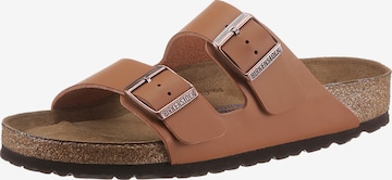 BIRKENSTOCK - Sapato aberto 'Arizona' em castanho: frente