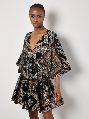 Apricot Satin Scarf Print Kaftan Mini Dress ' ' in Schwarz: Vorderseite