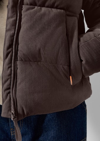 Veste d’hiver QS en marron : devant