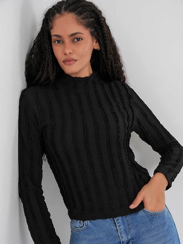 Bigdart Pluus, värv must