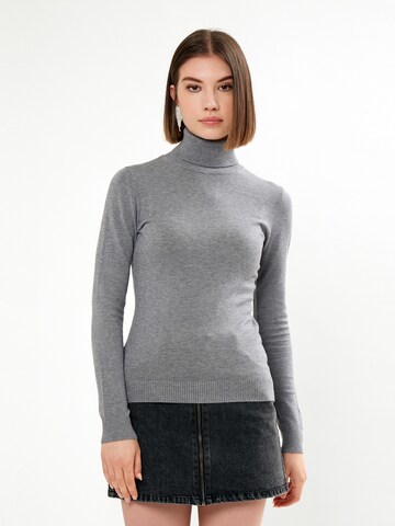 Influencer Pullover in Grau: Vorderseite