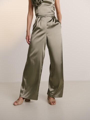Guido Maria Kretschmer Women Wide leg Pleat-front trousers 'Isa' in Green: front