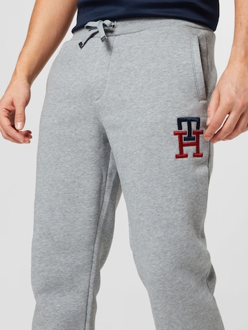 TOMMY HILFIGER Tapered Bukser i grå