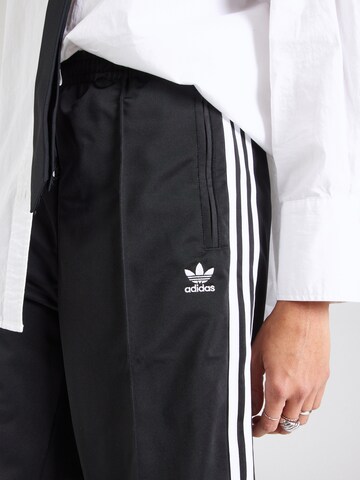 ADIDAS ORIGINALS Loosefit Byxa 'Adicolor Firebird' i svart