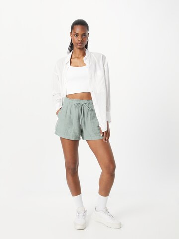 Regular Pantaloni de la GAP pe verde