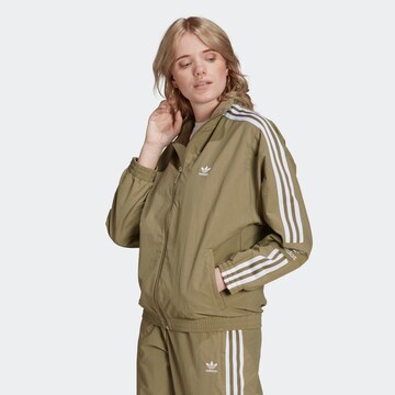 ADIDAS ORIGINALS - Chaqueta de entretiempo en verde: frente