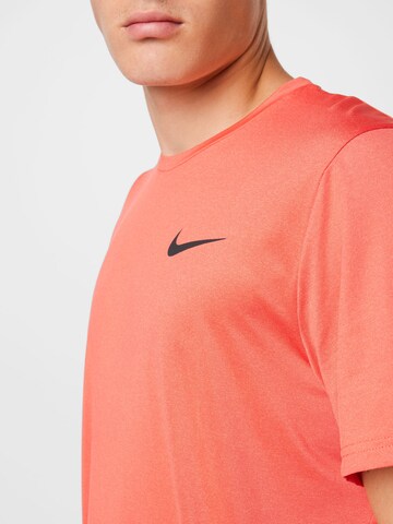 NIKE - Camisa funcionais 'Pro' em vermelho