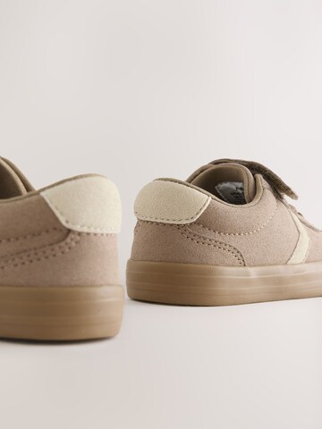 Next Σνίκερ σε καφέ