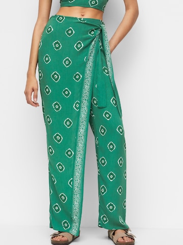 regular Pantaloni di Pull&Bear in verde: frontale