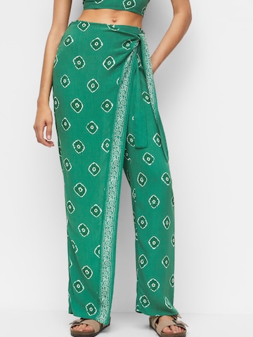 Pull&Bear Regular Broek in Groen: voorkant