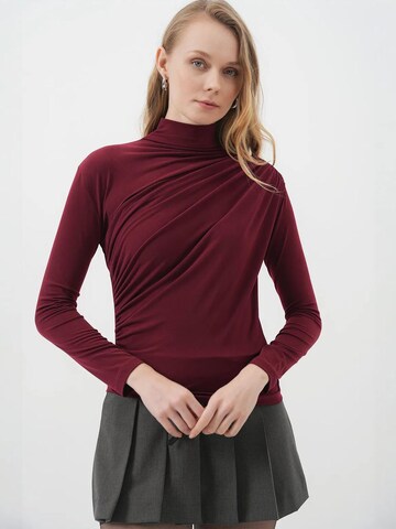 Bigdart Blouse in Red: front