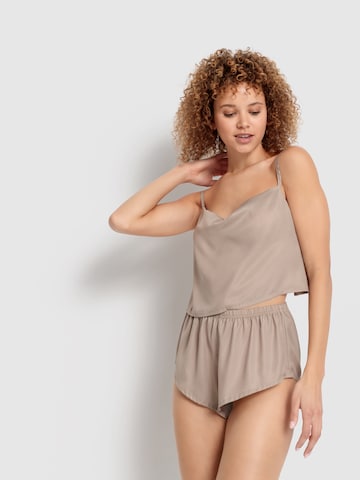 LSCN by LASCANA - Pijama de pantalón corto en beige: frente