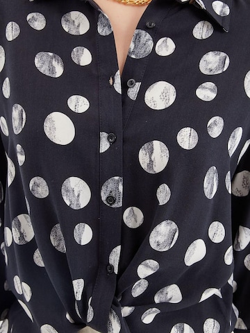 Bigdart Blouse in Black