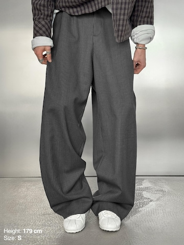 ENRAGE Loosefit Laskoshousut 'PLEATED' värissä harmaa: etupuoli