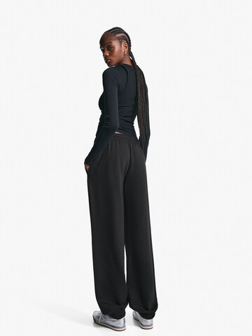 Bershka Дънки Tapered Leg Панталон в черно