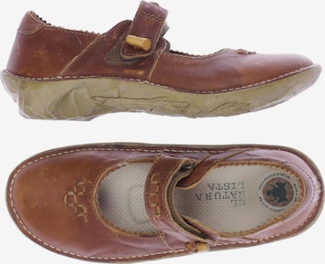 EL NATURALISTA Flats & Loafers in 40 in Brown: front