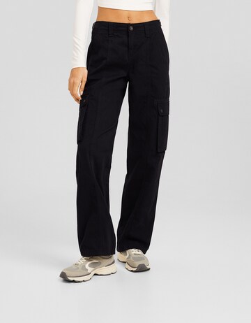 Bershka Loose fit Cargo trousers in Black: front