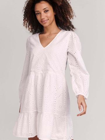 Shiwi - Vestido 'BRODERIE ANGLAISE' em branco: frente