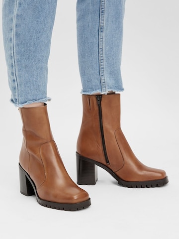 Bianco Chelsea Boots 'PORTO' in Brown: front