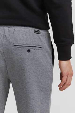 Tapered Pantaloni di 11 Project in grigio