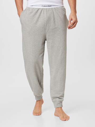 Tapered Pantaloni de la Calvin Klein pe gri: față