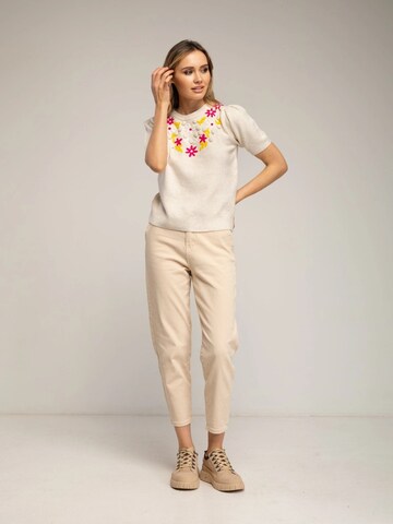 Tantra - Jersey 'Jersey de manga corta con flores bordadas y frunce en el hombro (BEIGE)' en beige