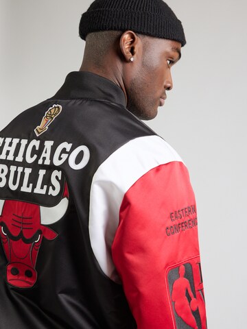 Mitchell & Ness Kurtka przejściowa 'NBA Team Bulls' w kolorze czarny