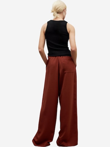 Adolfo Dominguez Regular Pleat-front trousers in Red