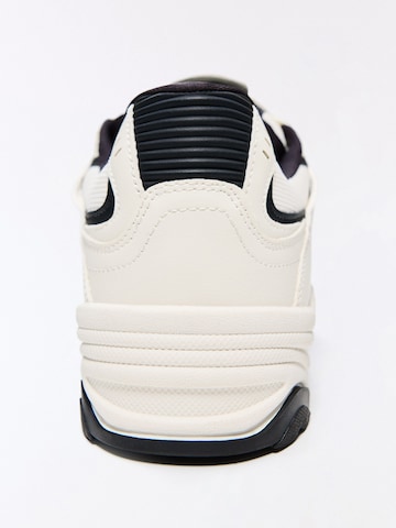 Bershka Trampki niskie w kolorze biały