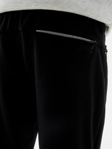 Tapered Pantaloni di Pull&Bear in nero