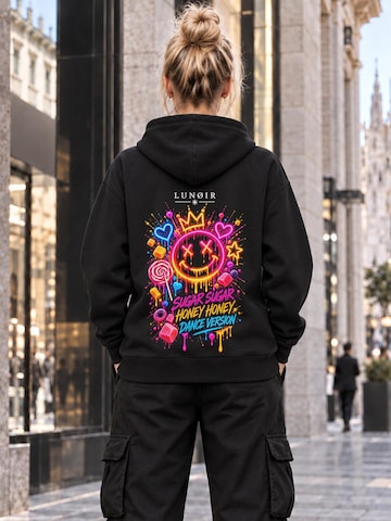 LUNØIR Studio Tréning póló 'Sugar Sugar Honey Honey' - fekete